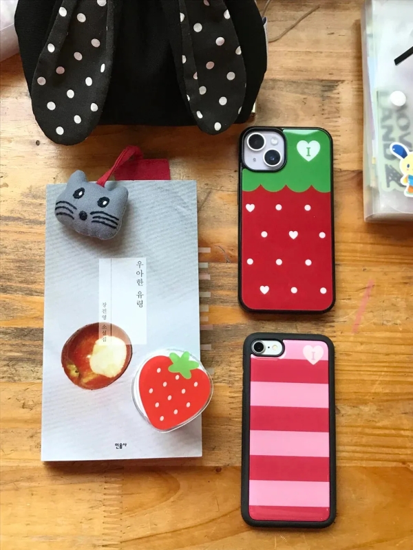 様々なアイテムが配置された木製テーブルの写真