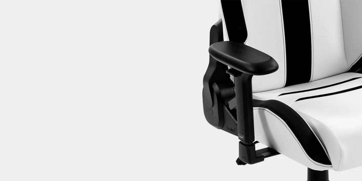 白と黒のゲーミングチェアのアームレスト部分のクローズアップ