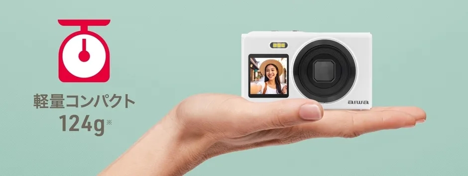 白いカメラが手のひらに乗せられており、軽さとコンパクトさをアピールしている画像