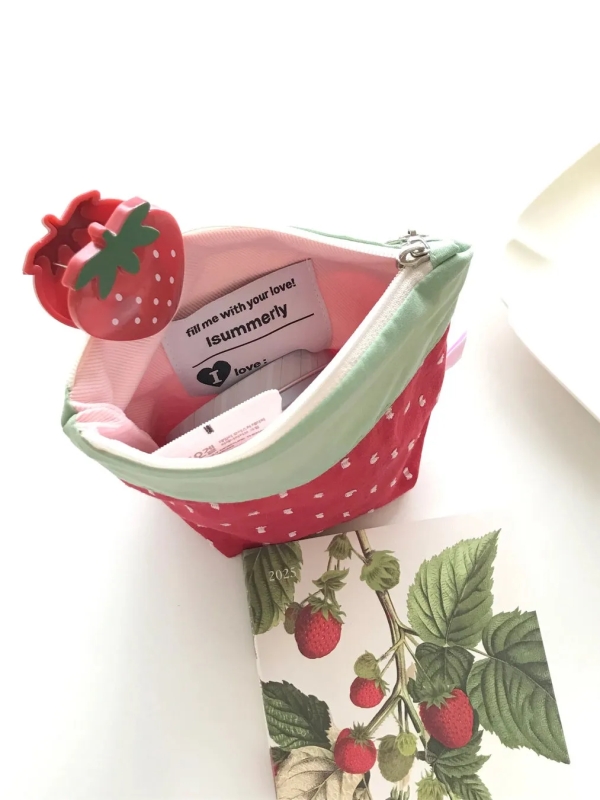 いちご柄のポーチと、いちごのイラストが描かれた手帳