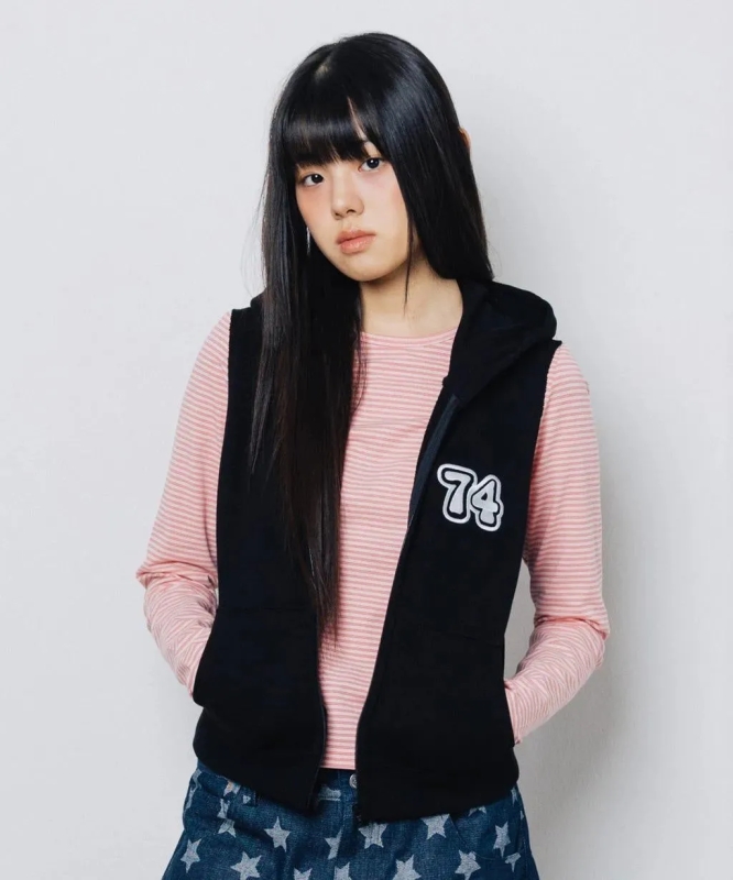 黒いベストの女性