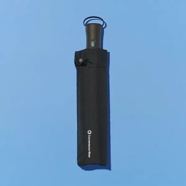 黒い傘が青い背景に置かれている画像