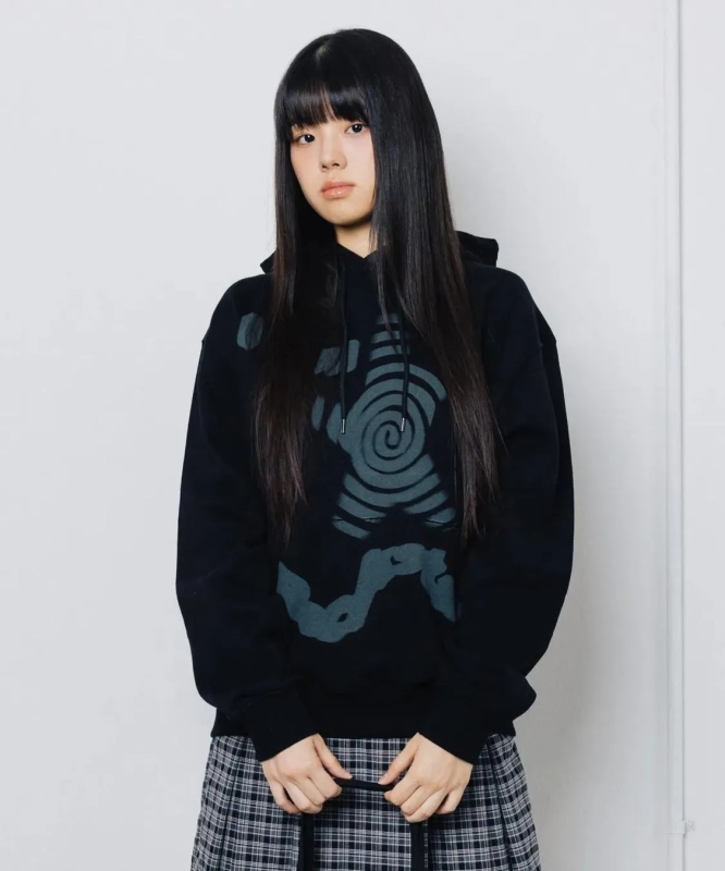 黒いパーカーの女性