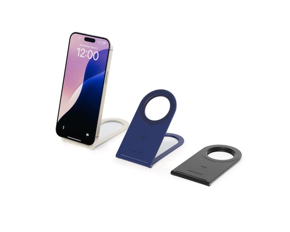 スマートフォンを立てかけるためのスタンドが3つ写っている画像。左にはスマートフォンが置かれ、白いスタンドに支えられている。中央には青いスタンド、右には黒いスタンドが配置されている。