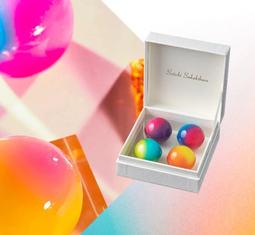 白い箱の中にカラフルな球体が入った画像。箱の蓋には「Seiichi Sakakibara」と書かれている。