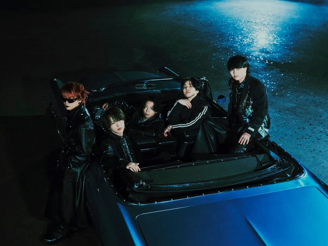 オープンカーに乗った5人組の男性グループ