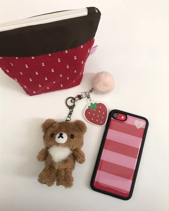 いちご柄のポーチといちごのチャーム