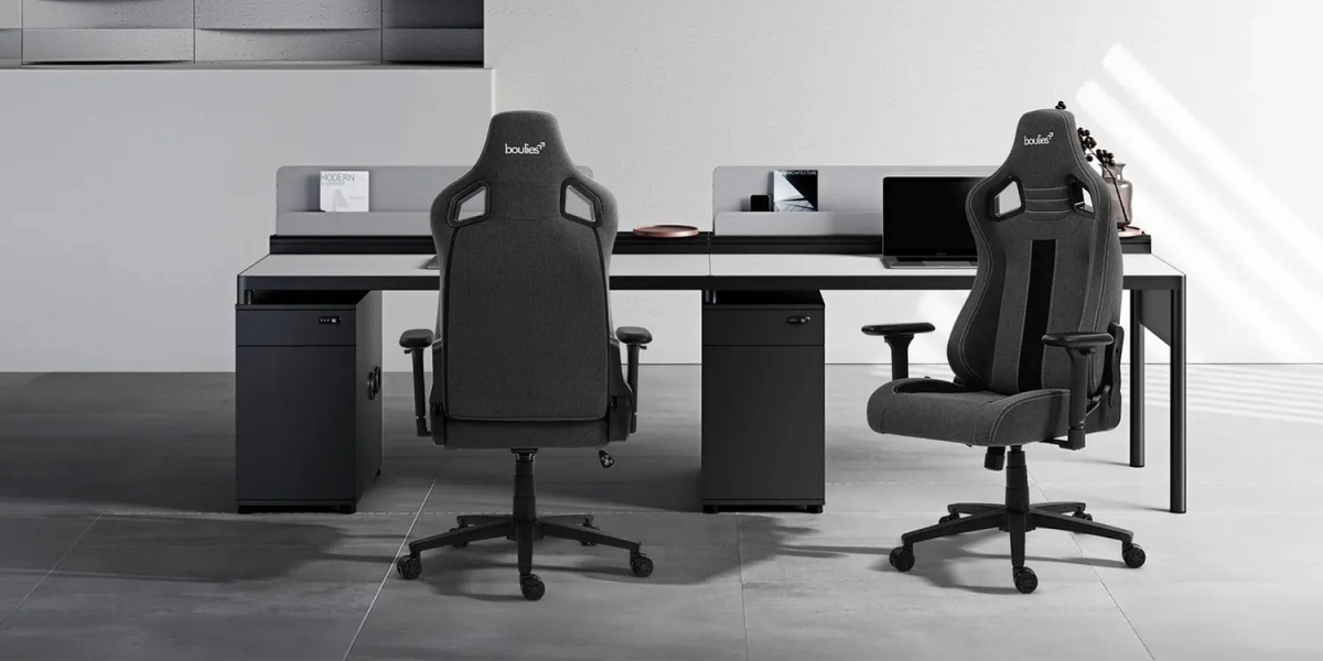 モダンなオフィス空間に置かれた2つのゲーミングチェア