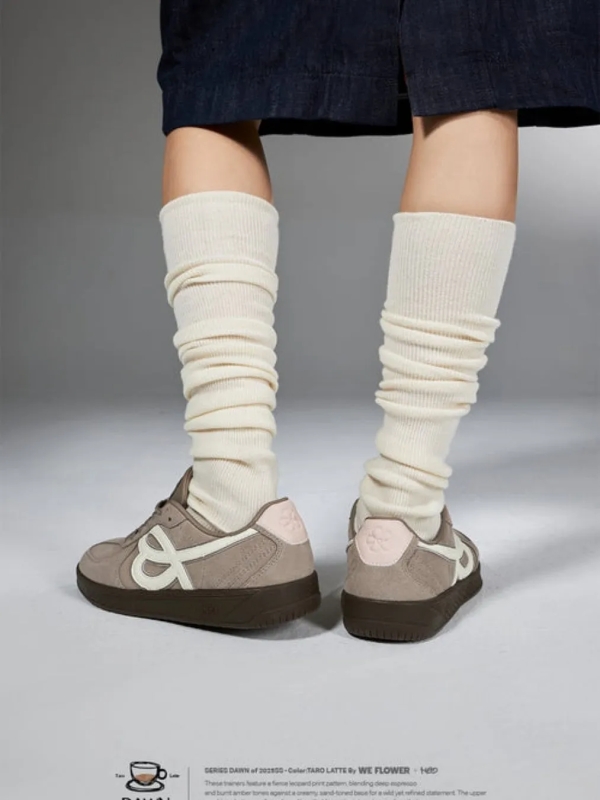 白のルーズソックスとスニーカーを履いた足元の写真です。