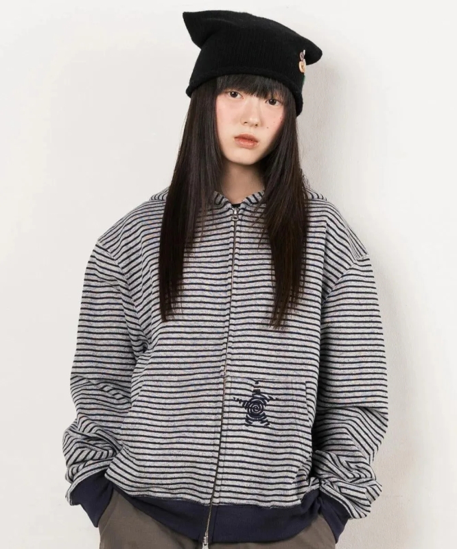 黒いニット帽の女性