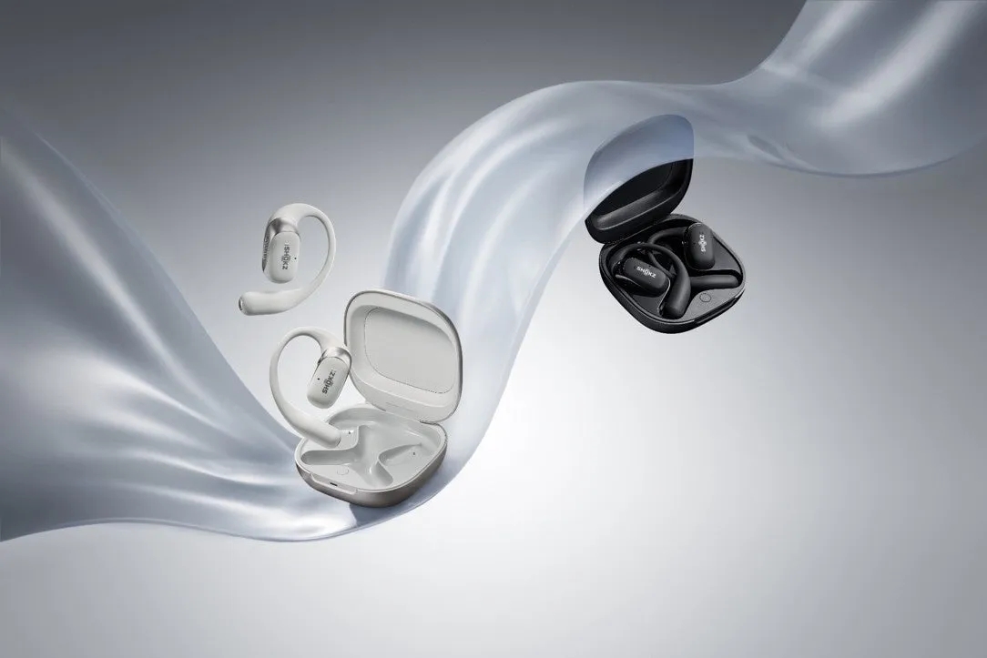 Shokzのイヤホンが複数写っている画像。白と黒のイヤホンがあり、ケースに入っているものと、単体で写っているものがある。