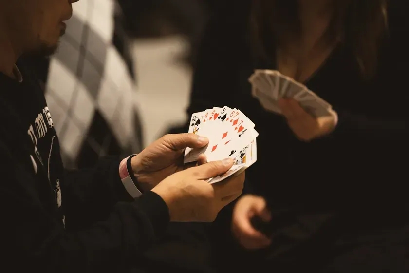 カードゲームを楽しむ様子