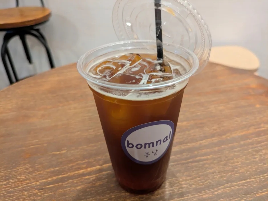 透明な容器に入ったアイスコーヒー