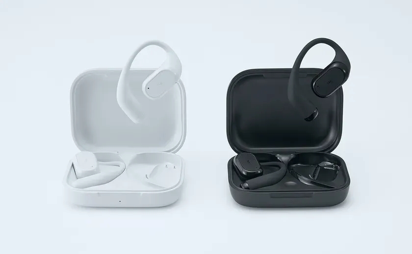 TWS 白と黒のイヤホンと充電ケース