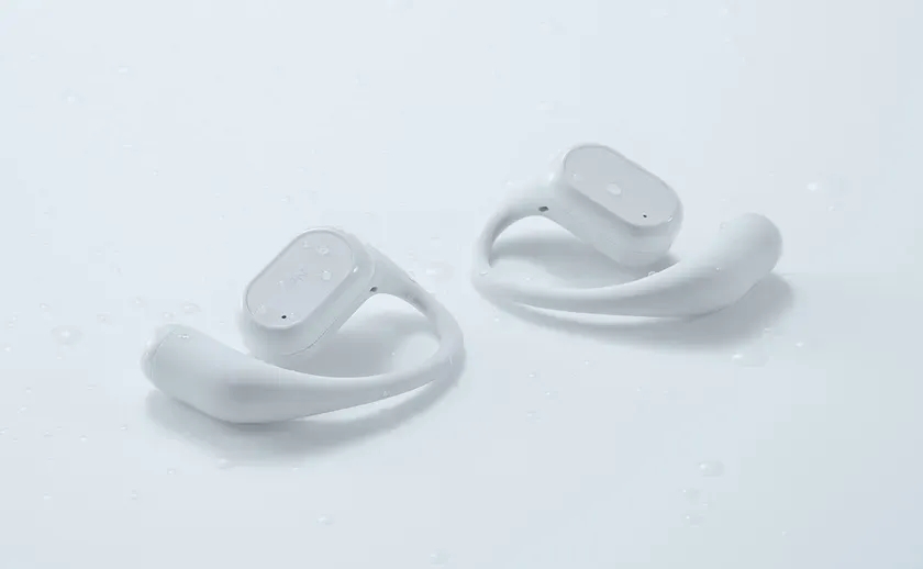 水滴が付着した白いワイヤレスイヤホンが2つ並べられている画像です。