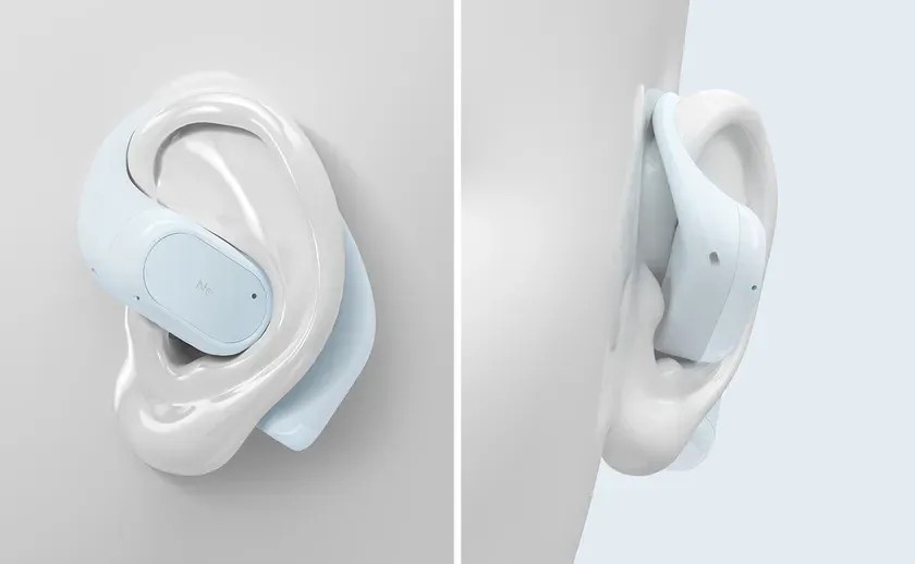 ライトブルーのワイヤレスイヤホンが、耳のモデルに装着されている様子を2つのアングルから捉えた画像です。