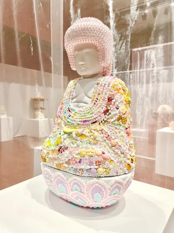 スイーツで再現された仏像