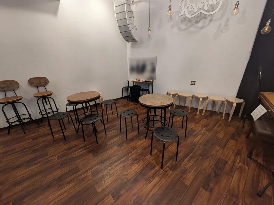 カフェの温かい内装