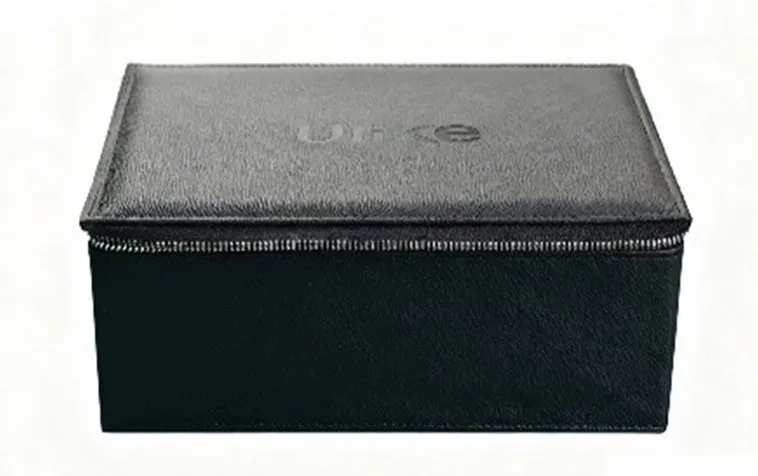 黒い長方形のケース。ジッパーが付いており、蓋には「urke」の文字が入っている。