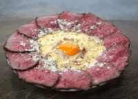 新宿に新登場！50cmの一枚麺「肉ボナーラ」がSNS映えと美味しさを両立