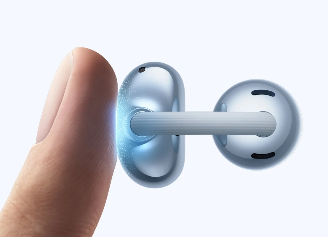指と未来的なイヤホン