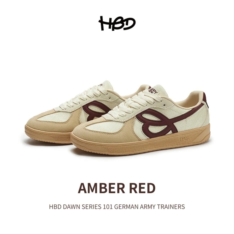 アンバーレッドのスニーカー