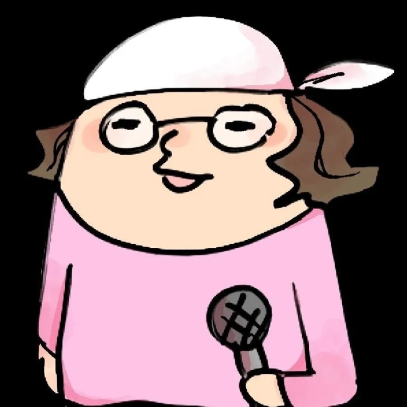 ピンク色の服を着て、メガネをかけ、マイクを持ったキャラクターのイラストです。