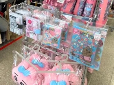 ピンク色の商品が陳列されている様子