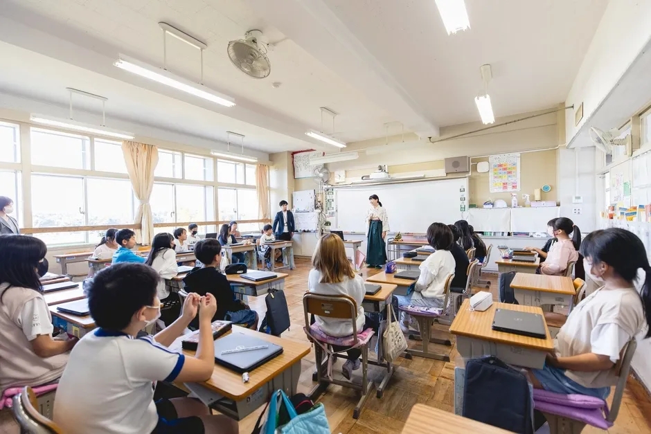教室で授業を受ける子供たちの様子