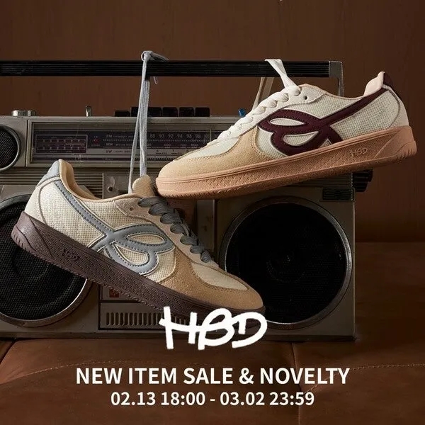 レトロなラジカセを背景に、HBDロゴ入りのスニーカーとセール情報が写る写真