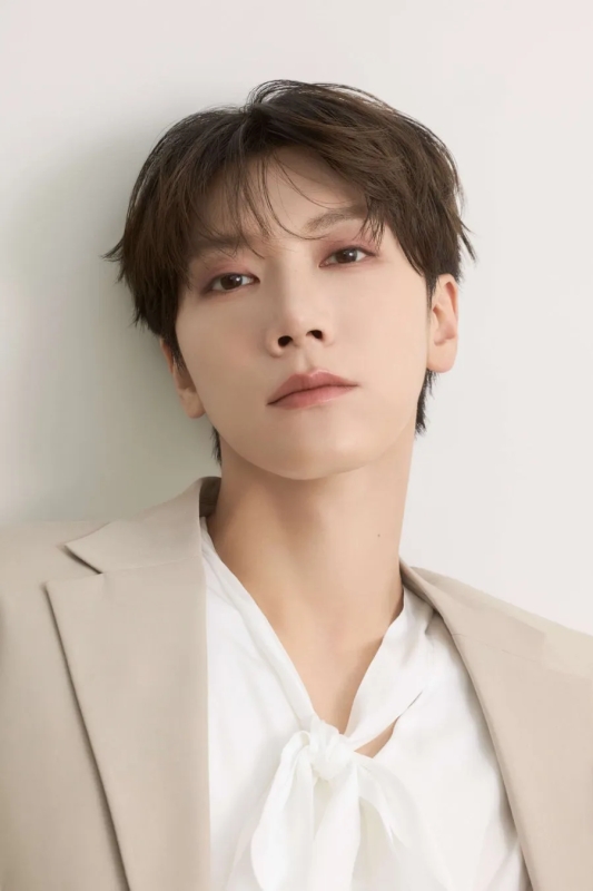 男性がベージュのジャケットを着て白いシャツを着たポートレート