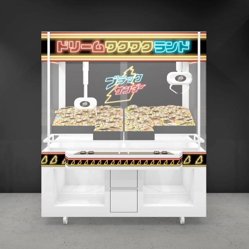 クレーンゲーム機。景品はブラックサンダーのパッケージ。