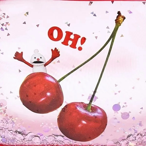 さくらんぼから顔を出すノンノン