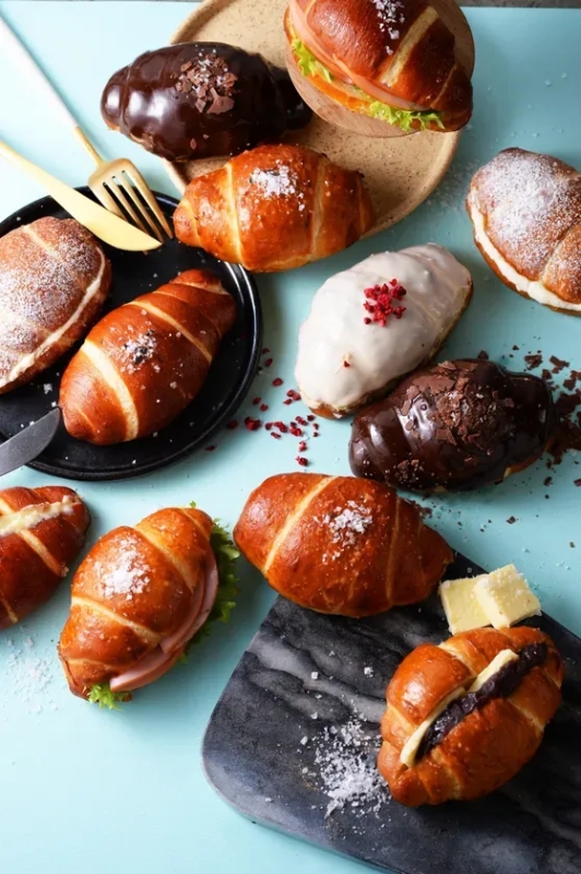 様々なパンの盛り合わせ