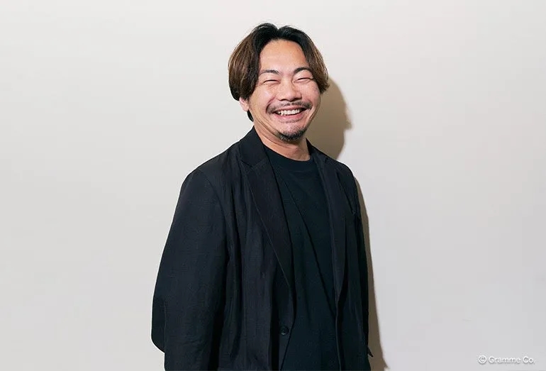 笑顔の男性が立っている写真