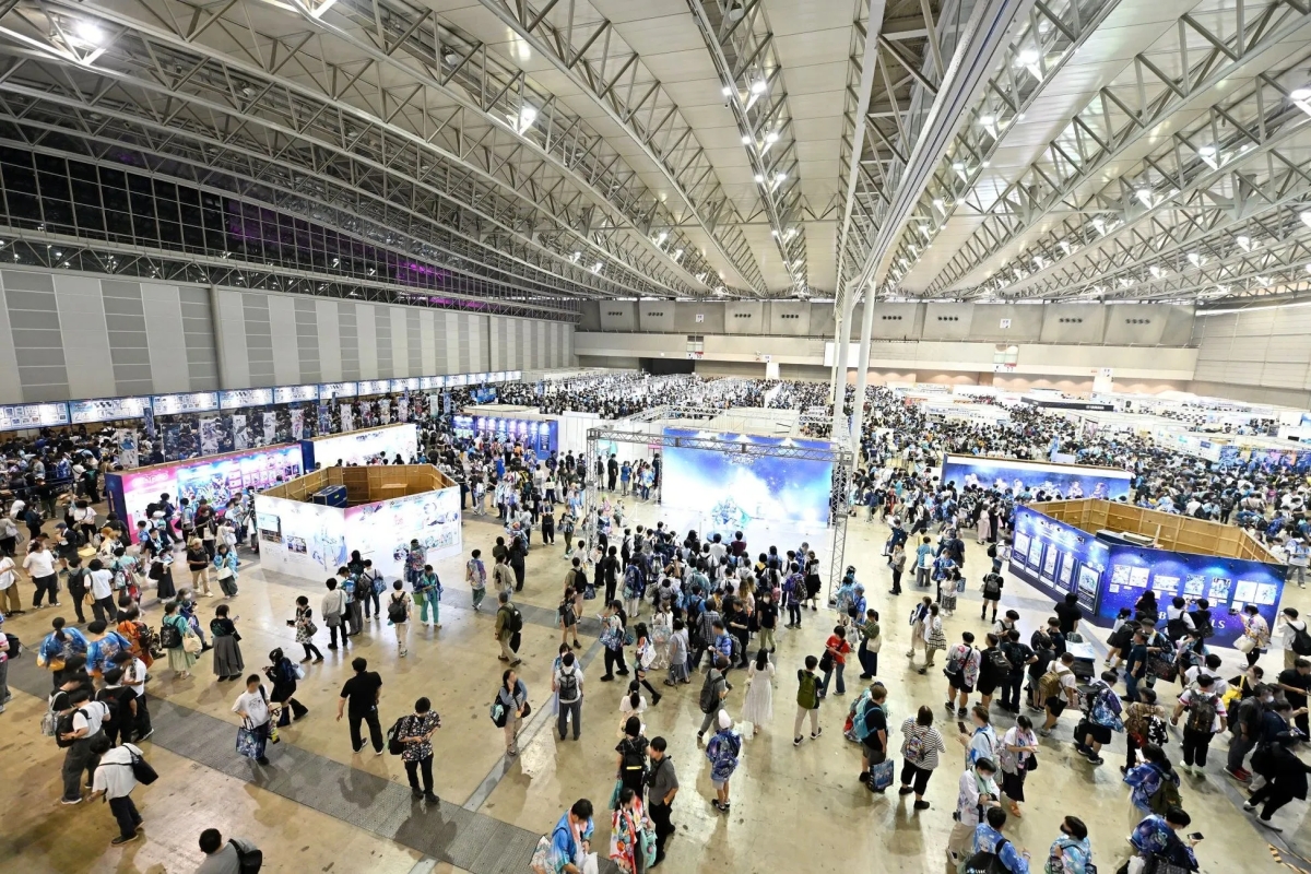 イベント会場の俯瞰写真。多数の人が集まり、ブースや展示が設けられている様子。