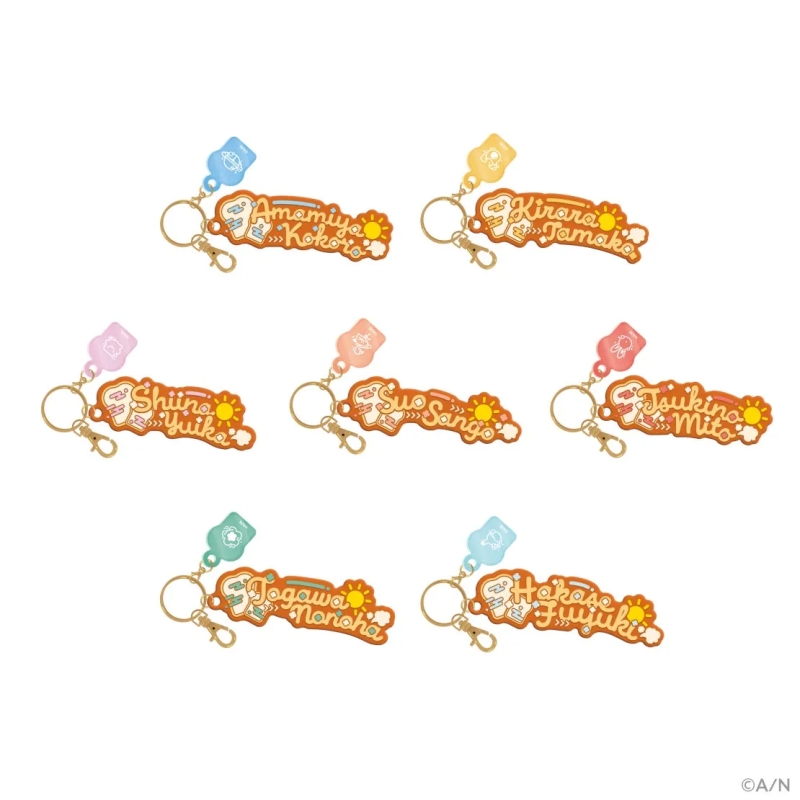 キーホルダーが7つ並んだ画像。各キーホルダーには名前が書かれており、それぞれ異なる色とデザインが施されている。