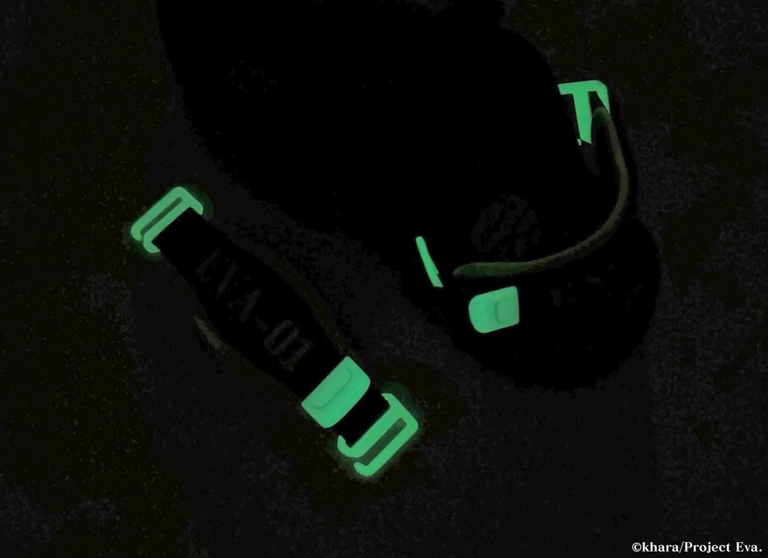 暗闇で光るエヴァンゲリオンの装飾が施された靴のクローズアップ写真