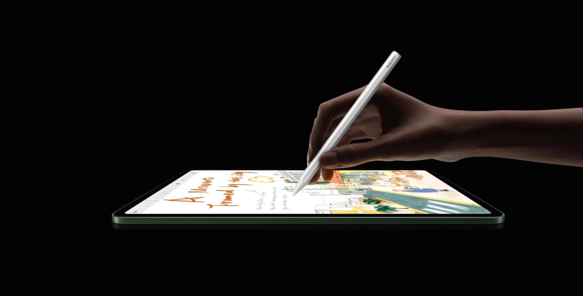 ペンでイラストを描いている手とタブレット