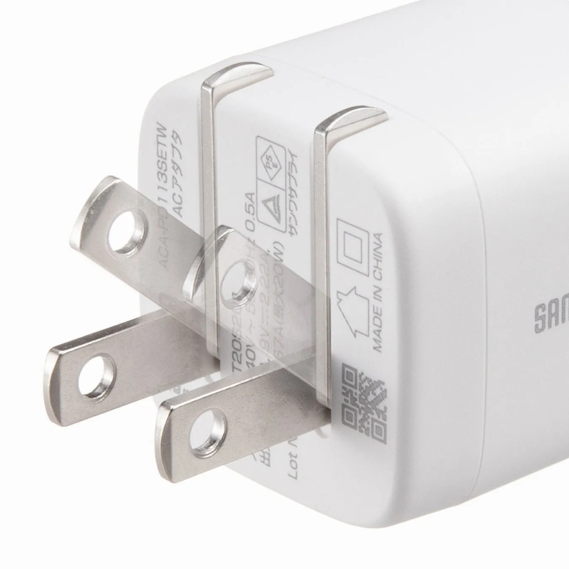 白くてコンパクトなACアダプタのクローズアップ画像です。製品型番「ACA-PD113SETW」や「サンワサプライ」、入力電圧「100V~240V」、最大出力「20W」などの仕様が記載されており、MADE IN CHINAの表記とQRコードも確認できます。