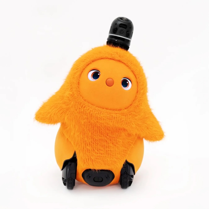 オレンジのFRGMT FEATHER KNITを着用したLOVOT