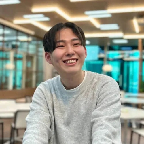 笑顔の男性のポートレート。加藤尚氏