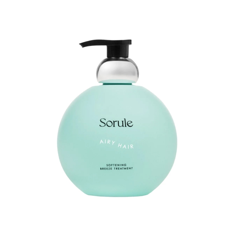 水色の丸い容器に入ったヘアトリートメント。ポンプ部分は黒色で、ボトルには製品名と特徴が記載されている。