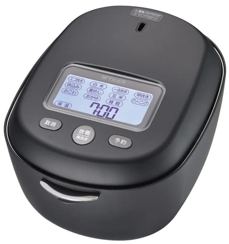 黒色の炊飯器のクローズアップ画像です。前面には、さまざまな調理オプションとタイマーが表示されたデジタルディスプレイがあります。ディスプレイの下には、メニュー選択と操作用のボタンがあります。炊飯器のブランドロゴはTIGERです。