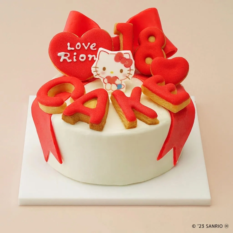 ハローキティが飾られた18歳のお祝いケーキ