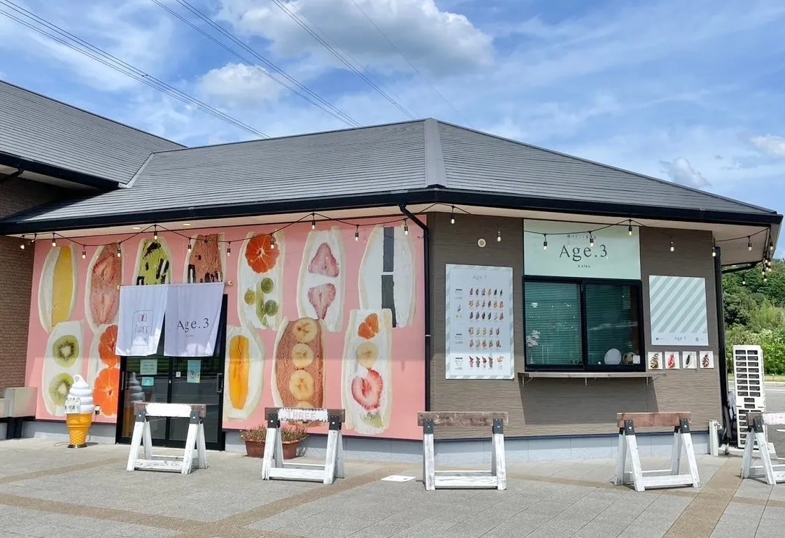 Age.3 KAMAのお店の外観。フルーツサンドがディスプレイされており、Age.3というお店の看板がある。