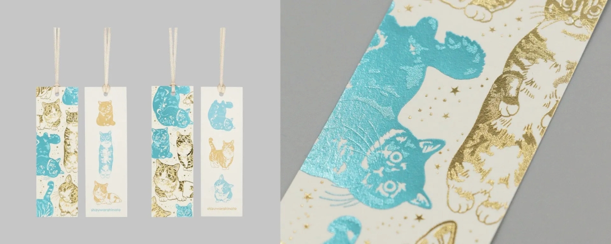 水色と金色のインクで描かれた猫の栞