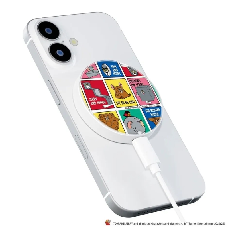 トムとジェリーのキャラクターが描かれたスマホアクセサリー。スマホに装着されており、充電ケーブルが接続されている様子。