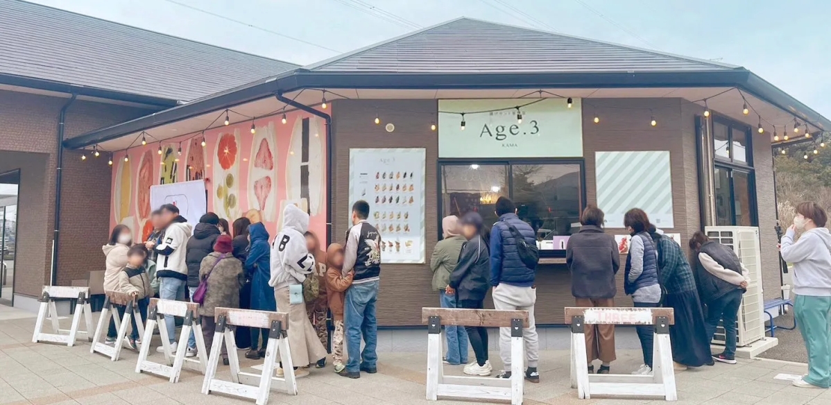 お店の前に並んでいる人々の写真