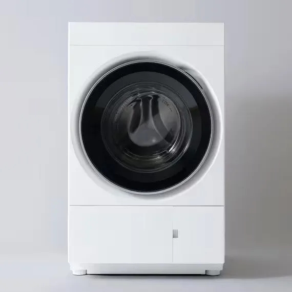 白い洗濯機の正面写真です。洗濯機の正面には、大きな黒い円形の窓があり、その内側には洗濯ドラムが見えます。洗濯機は白い壁に配置されています。
